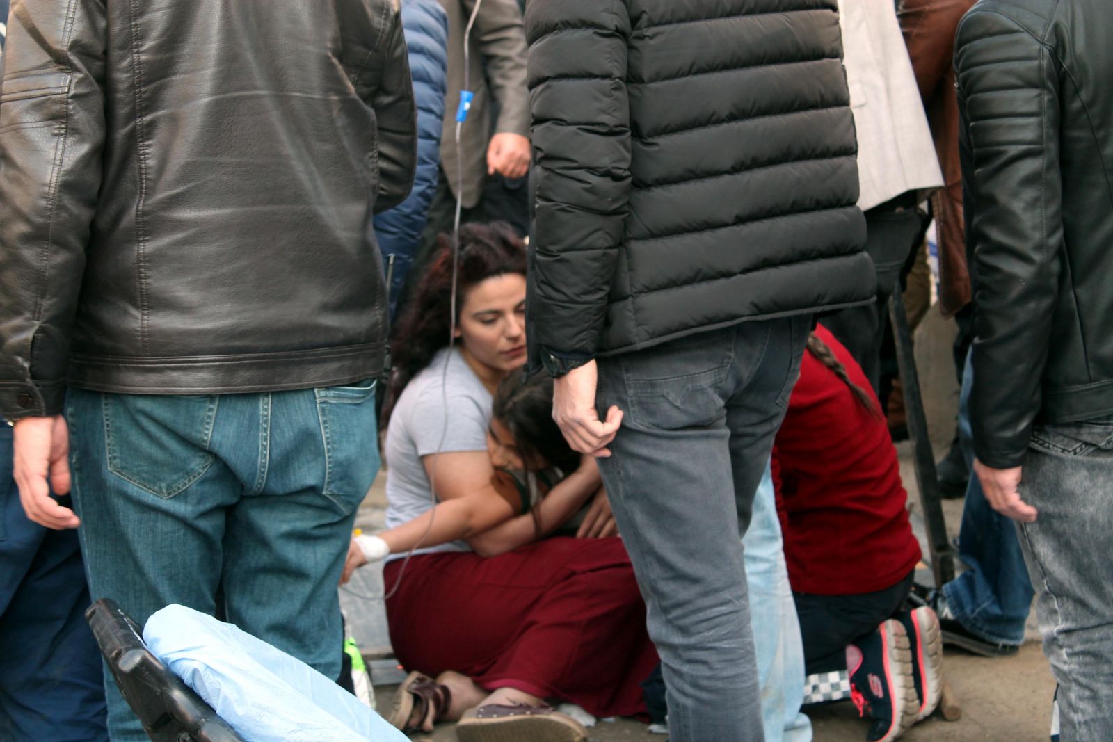 Emniyet'in önünde ayağı kapana sıkışan kız çocuğu için ekipler seferber oldu